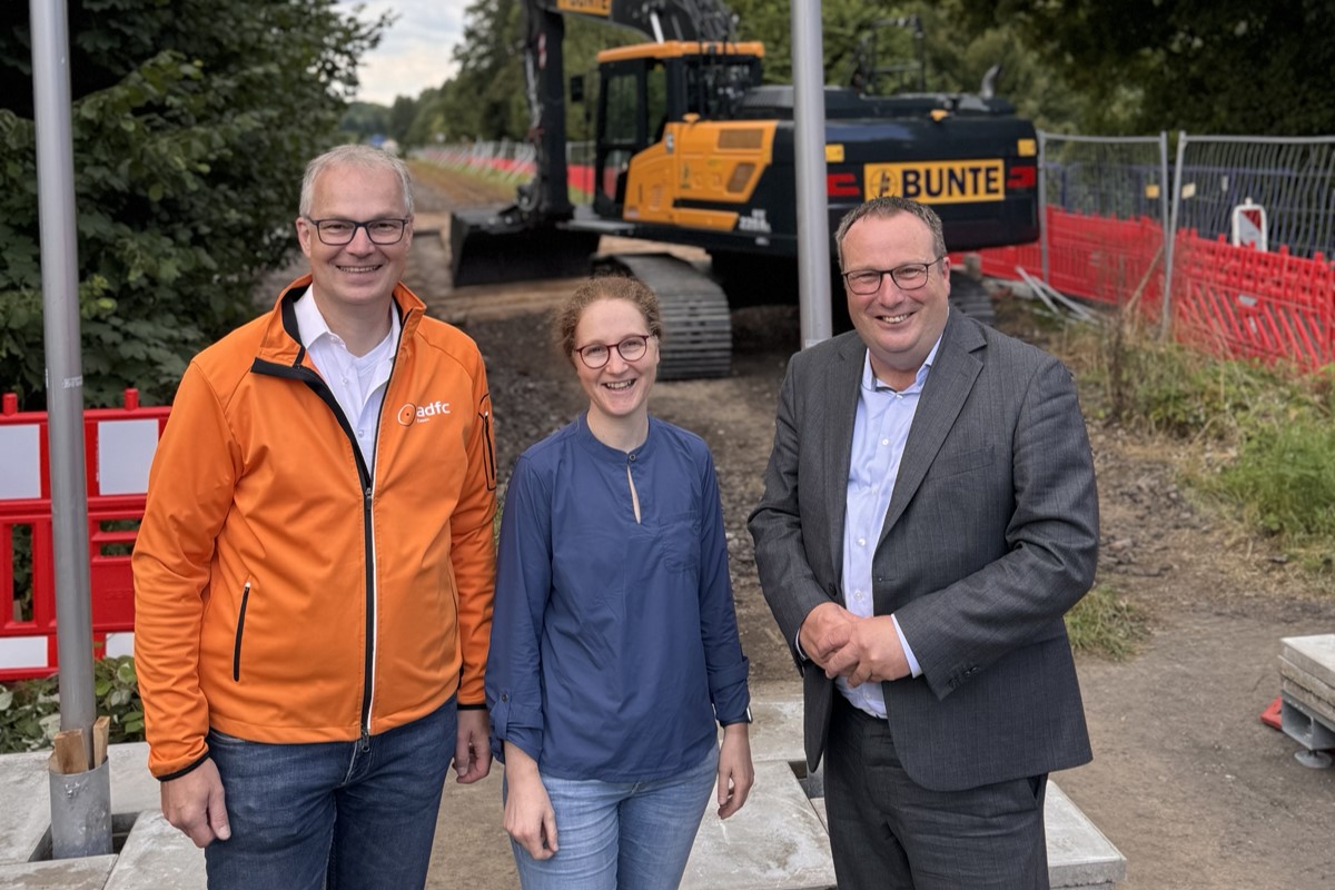 Die zwei Mitglieder des Landesvorstandes des ADFC NRW (v.l.n.r.) Marc Zietan (Beisitzer) und Susanne Niemann (Vorsitzende) mit Verkehrsminister Oliver Krischer beim Spatenstich des 1. Bauabschnitts des Radschnellweges Ruhr (RS1) in Essen auf der künftigen Trasse des RS1 am Ende der Ausbaustrecke Gelsenkirchen, östlich der Brücke Parkstraße (B227) in 45884 Gelsenkirchen.