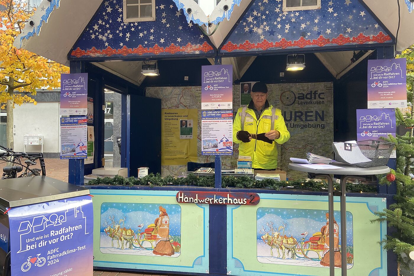 Stand des ADFC Leverkusen auf dem Weihnachtsmarkt Leverkusen Opladen mit Material zum Fahrradklima-Test 2024
