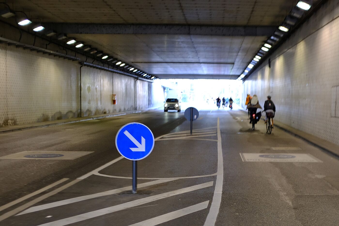 Die Trankgasse am Dom ist zur Fahrradstraße geworden. Lediglich Parkhausnutzer*innen  und Hotelgäste dürfen diese noch mit dem PKW befahren. Hintergrund sind anstehende (aber vorerst verschobene) Sanierungsarbeiten am Domsockel. Die Verkehrsführung wird nun ausgiebig getestet. 