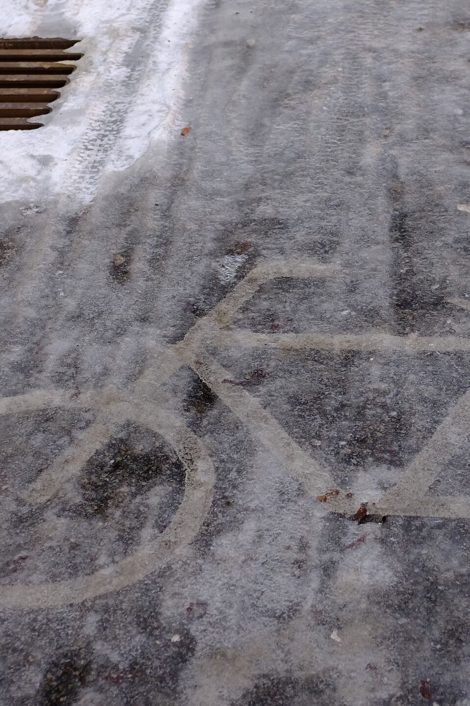 LV_Radfahren-Winter 2 Eis auf einem Radweg. Das ist gefährlich.