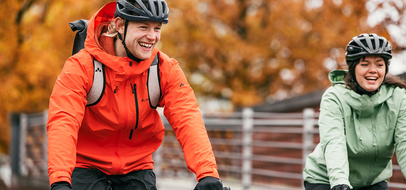 Radfahren in der Stadt im Herbst Das Fahrrad muss im Herbst nicht eingemottet werden. Wer ein paar Tipps berücksichtigt, ist auch in der goldenen Jahreszeit mit Spaß sicher unterwegs.