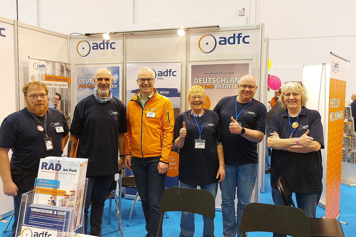 Mitglieder des ADFC Essen mit Landesvorsitzendem Axel Fell (2. v. l.) auf der Messe "Fahrrad Essen" am 21. Februar 2025.