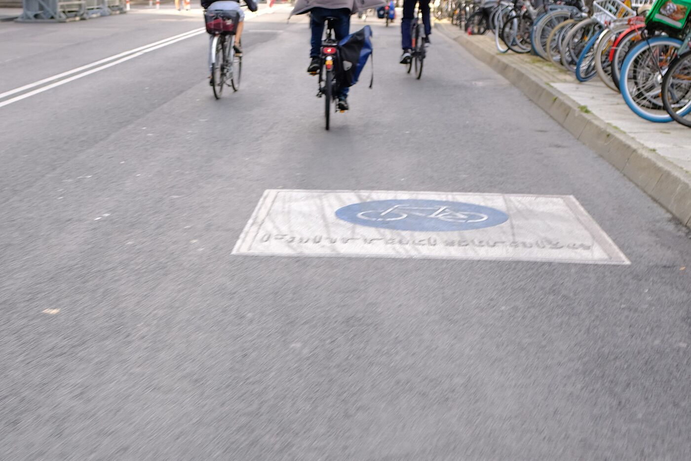 Die Trankgasse am Dom ist zur Fahrradstraße geworden. Lediglich Parkhausnutzer*innen  und Hotelgäste dürfen diese noch mit dem PKW befahren. Hintergrund sind anstehende (aber vorerst verschobene) Sanierungsarbeiten am Domsockel. Die Verkehrsführung wird nun ausgiebig getestet.