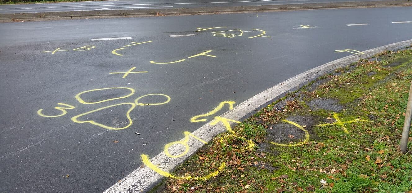 Unfallstelle Unfallstelle mit gelben Markierungen im Fahrradform