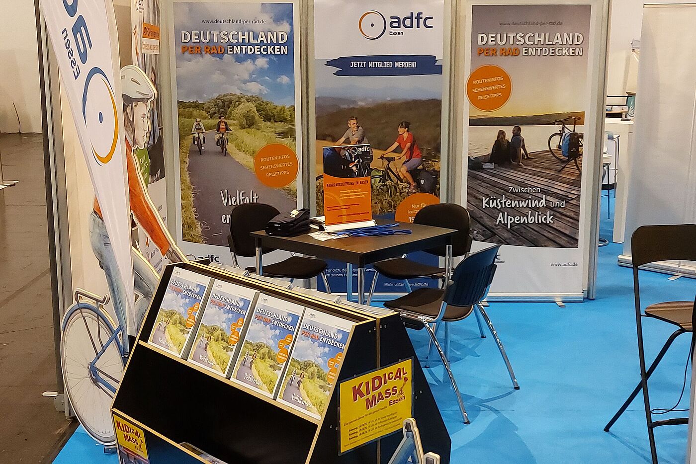Eine Lastenrad-Flyer-Auslage auf dem Stand des ADFC Essen auf der Messe "Fahrrad Essen"