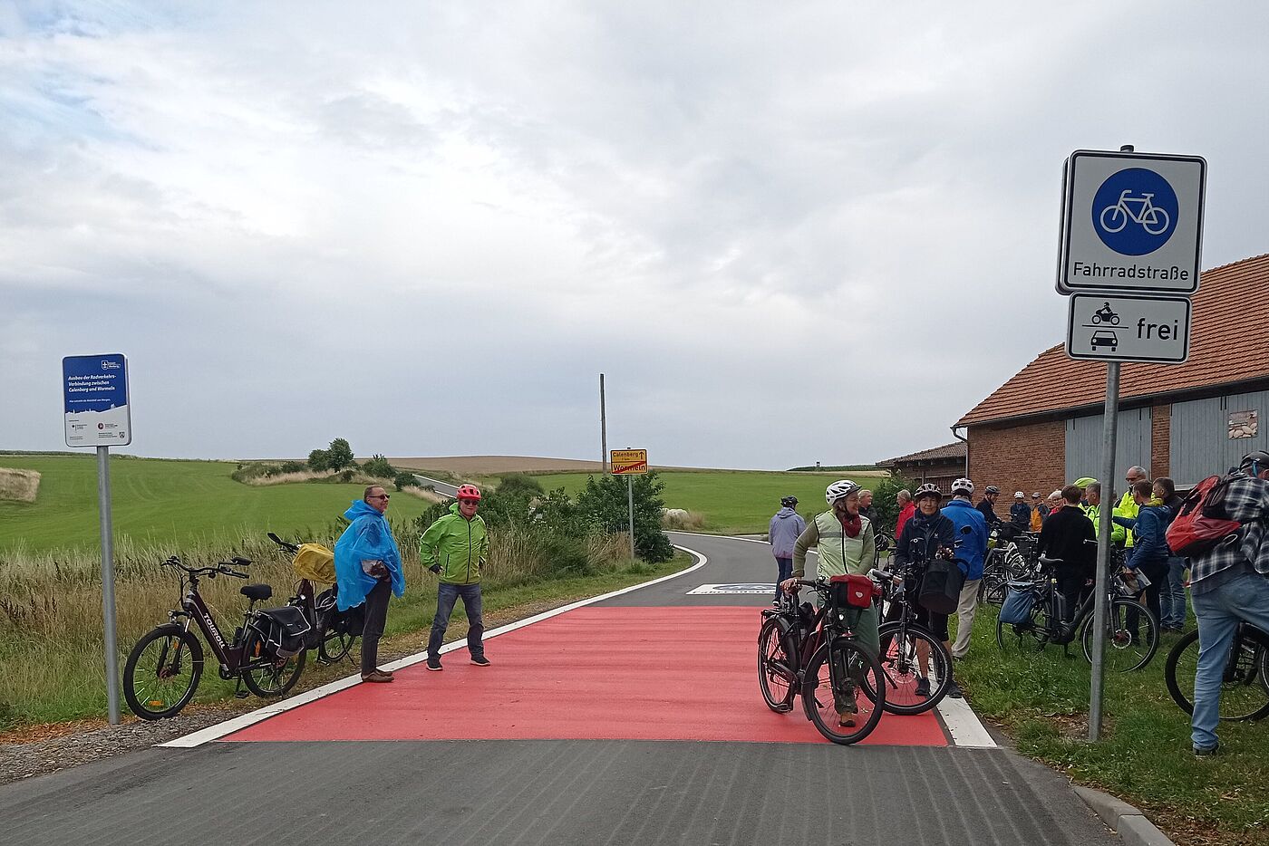 Eröffnungsfeier und Tour über die Fahrradstraße mit mehreren Personen.