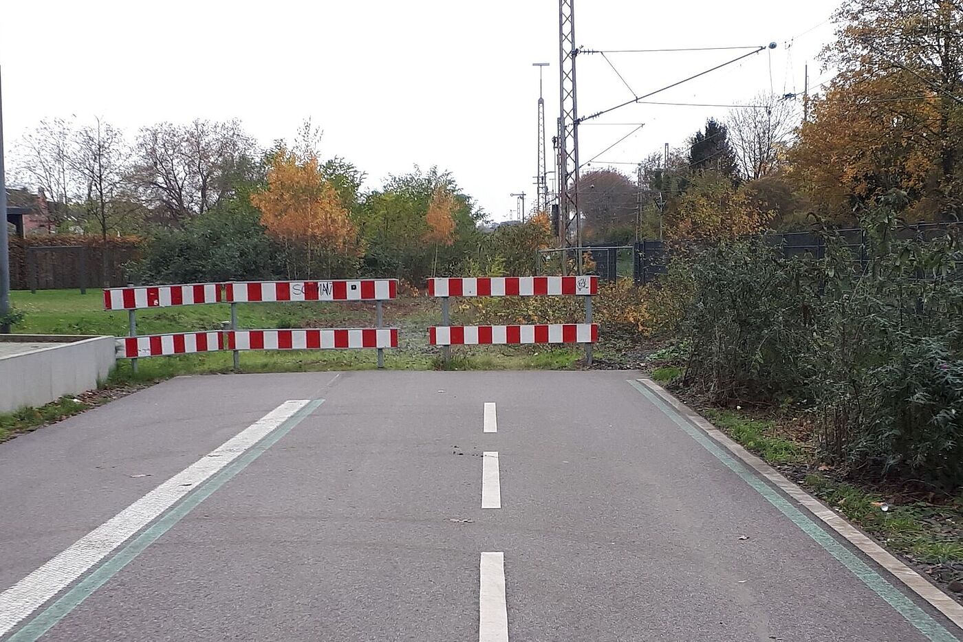 Bereits vor 12 Jahren entstanden die Pläne für einen Radschnellweg, der das Ruhrgebiet von West nach Ost durchquert. 2020 sollte die Strecke von 114 Kilometer durchgehend befahrbar sein.  2023 sind nur rund 19 Kilometer in fünf Teilabschnitten fertiggestellt. 