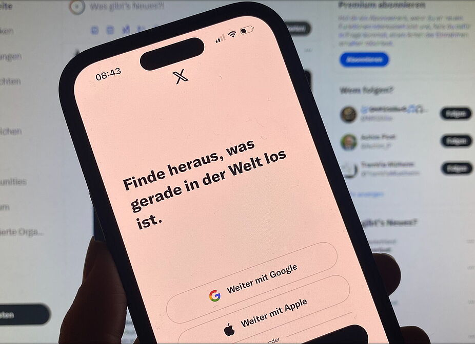 ADFC NRW verlässt X Ein Smartphone mit der geöffneten App "X" vor einem Computer-Bildschirm