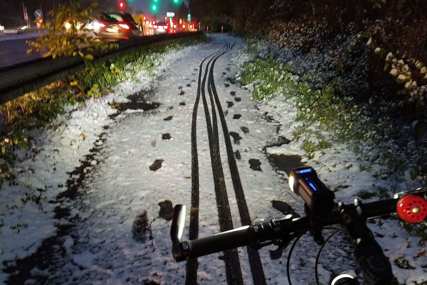 Radweg an der B7 von Mettmann Richtung Düsseldorf, A3 Anschlussstelle Mettmann. Aufgenommen am 29.11.2023 um 07:30h.