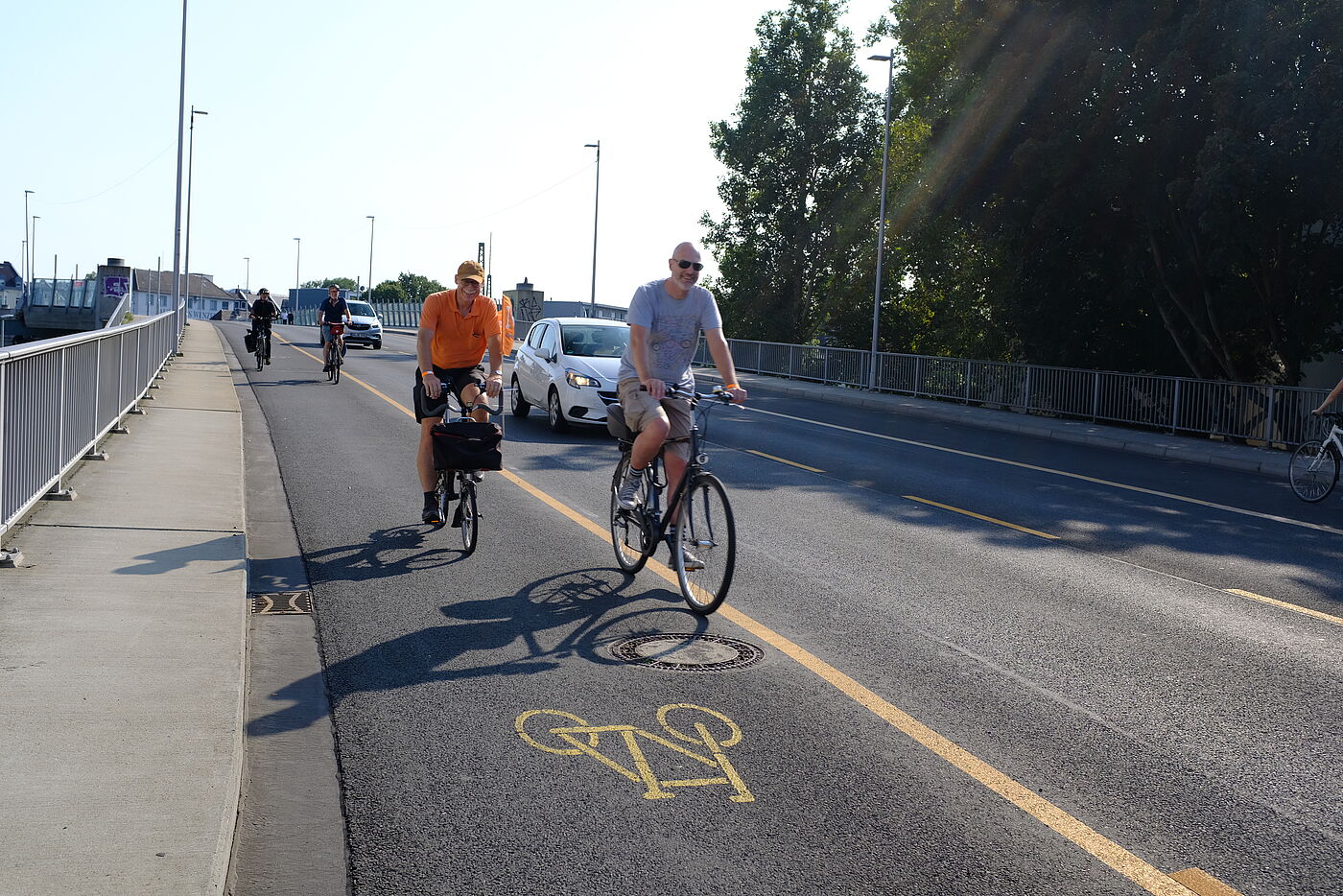 Der ursprüngliche Plan für die Verkehrsführung an der Guido-Westerwelle-Brücke (früher Viktoriabrücke) hat keinen sicheren Radwege vorgesehen. Mit der Idee "Bönnscher Boulevard" ist es dem ADFC vor Ort gelungen, diese uralte, den heutigen Gegebenheiten und dem Ziel Verkehrswende nicht mehr entsprechenden Planungen nochmals aufzubrechen. Was jetzt - wenn auch noch immer zunächst vorläufig - markiert wurde,  ist ein Quantensprung mit sehr viel Platz für den Fuß- und Radverkehr auf beiden Seiten.