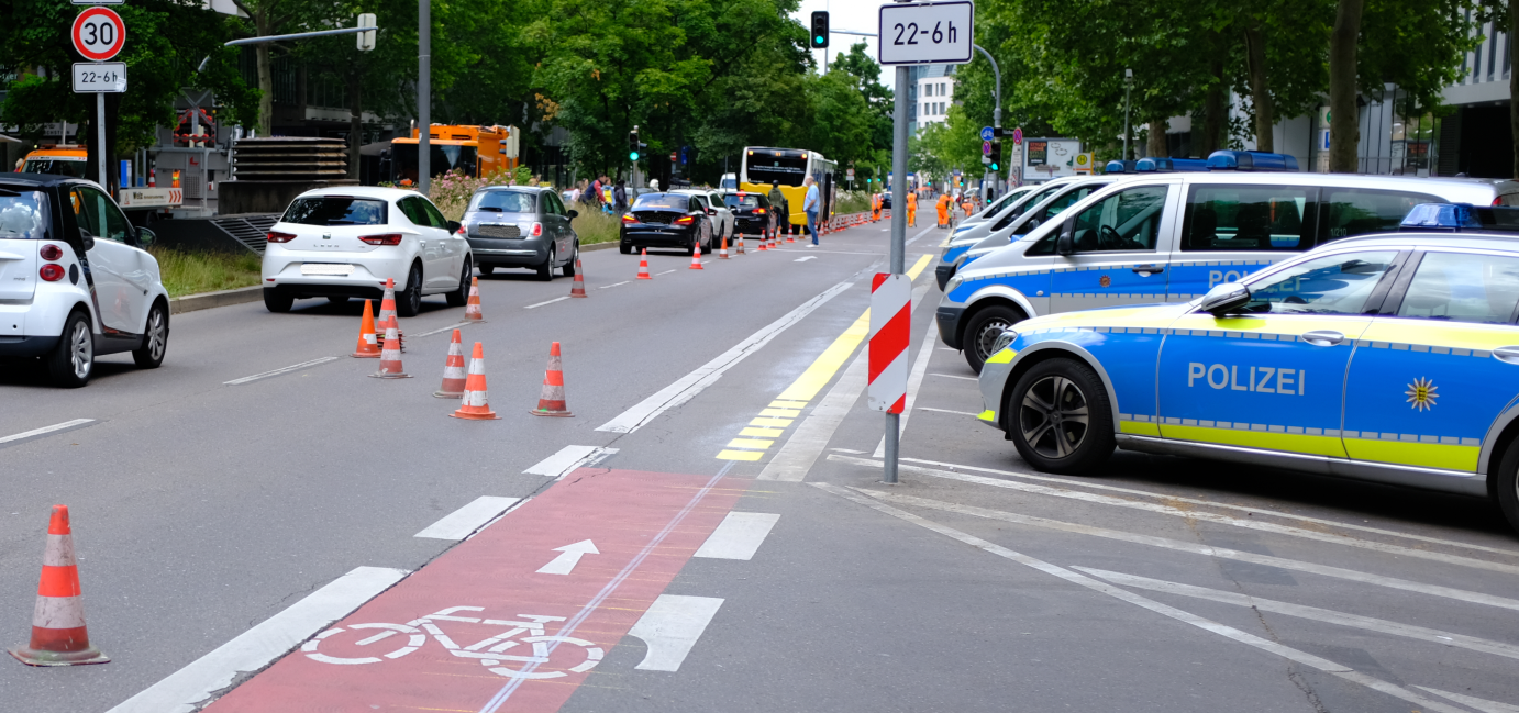 LV-Tempo30_B27_Stuttgart_ADFC-BW.png Ein schmaler Radfahrstreifen an einer viel befahrenen Straße. Die Verkehrssituation scheint wenig übersichtlich zu sein.