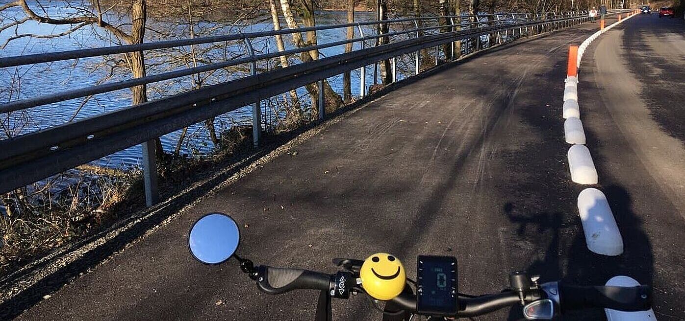 Protected Bike-Lane an der Kreisstraße K5 an der Bevertalsperre im Oberbergischen Kreis
