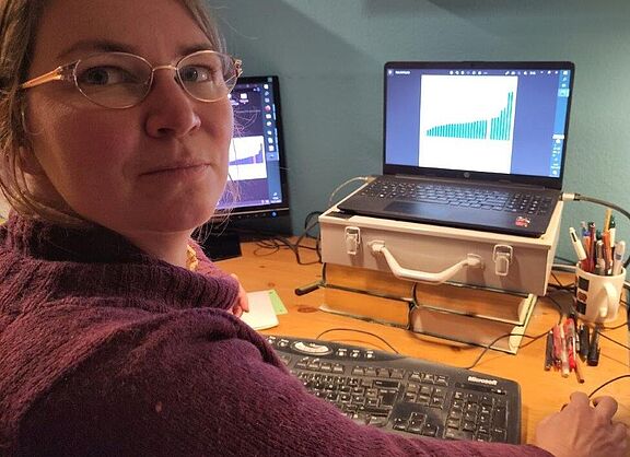 Katrin Heinrichs vor ihrem Laptop sitzend 
