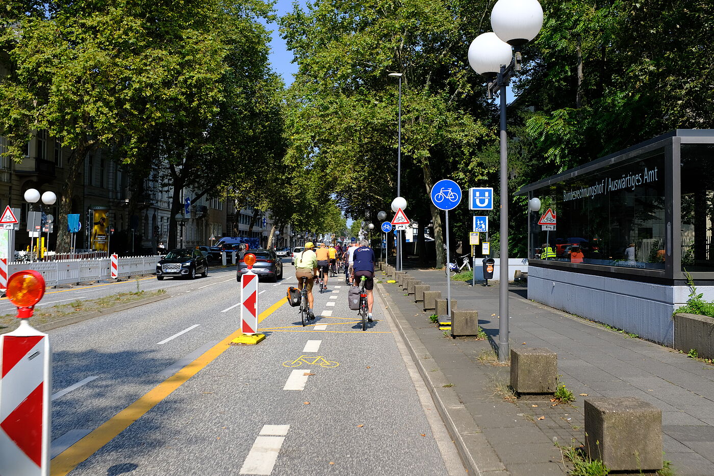 Die Adenauerallee, eine wichtige Nord-Süd Achse muss saniert werden. Ein dreimonatiger Verkehrsversuch hat gezeigt, dass der Kfz-Verkehr auf jeweils einer Fahrspur abgewickelt werden kann. Inzwischen hat der Bonner Stadtrat die Schaffung sicherer (teilweise geschützter) und breiter Radinfrastruktur zugestimmt. Damit können die Unibibliothek und ein großes Gymnasium zukünftig auch sicher mit dem Rad erreicht werden. 