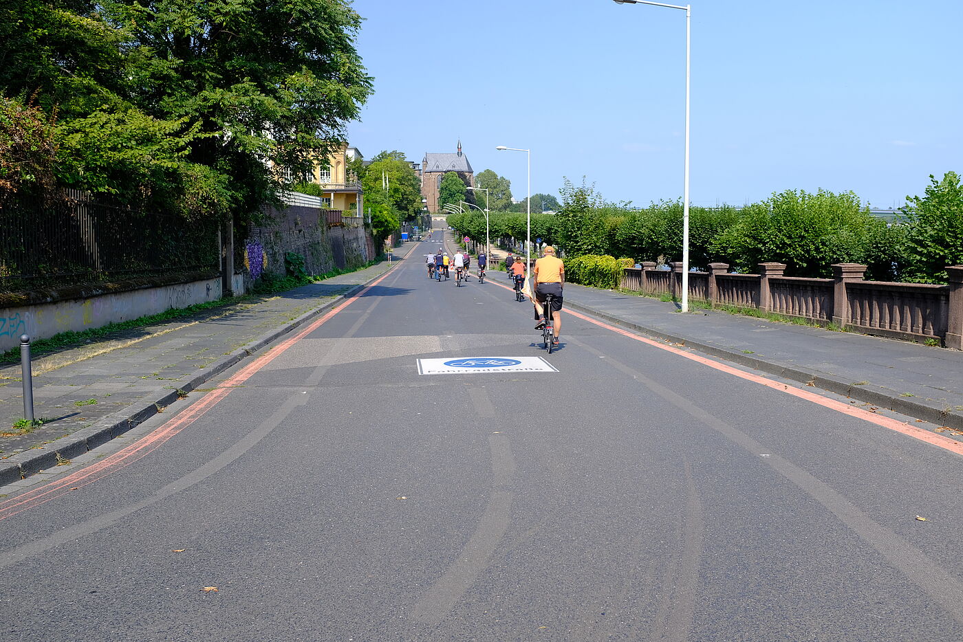 Im Zuge der Verkehrsberuhigung am Bonner Rheinufer wurden bereits 2023 die Fahrradstraßen samt entgegenlaufender Einbahnstraßen für den Kfz-Verkehr zwischen Rheingasse und Zweiter Fährgasse markiert. 
