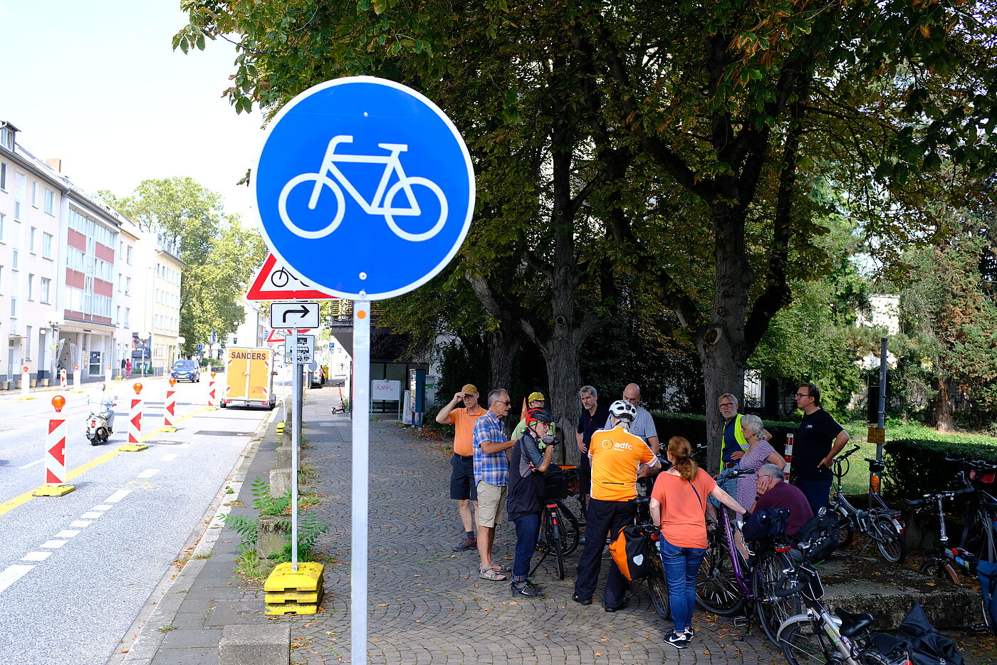 Das fachkundige Netzwerk diskutiert die Planungen an der Adenauerallee. Man ist sich einig, dass durch den Umbau deutlich sicherere Radinfrastruktur geschaffen wird. 