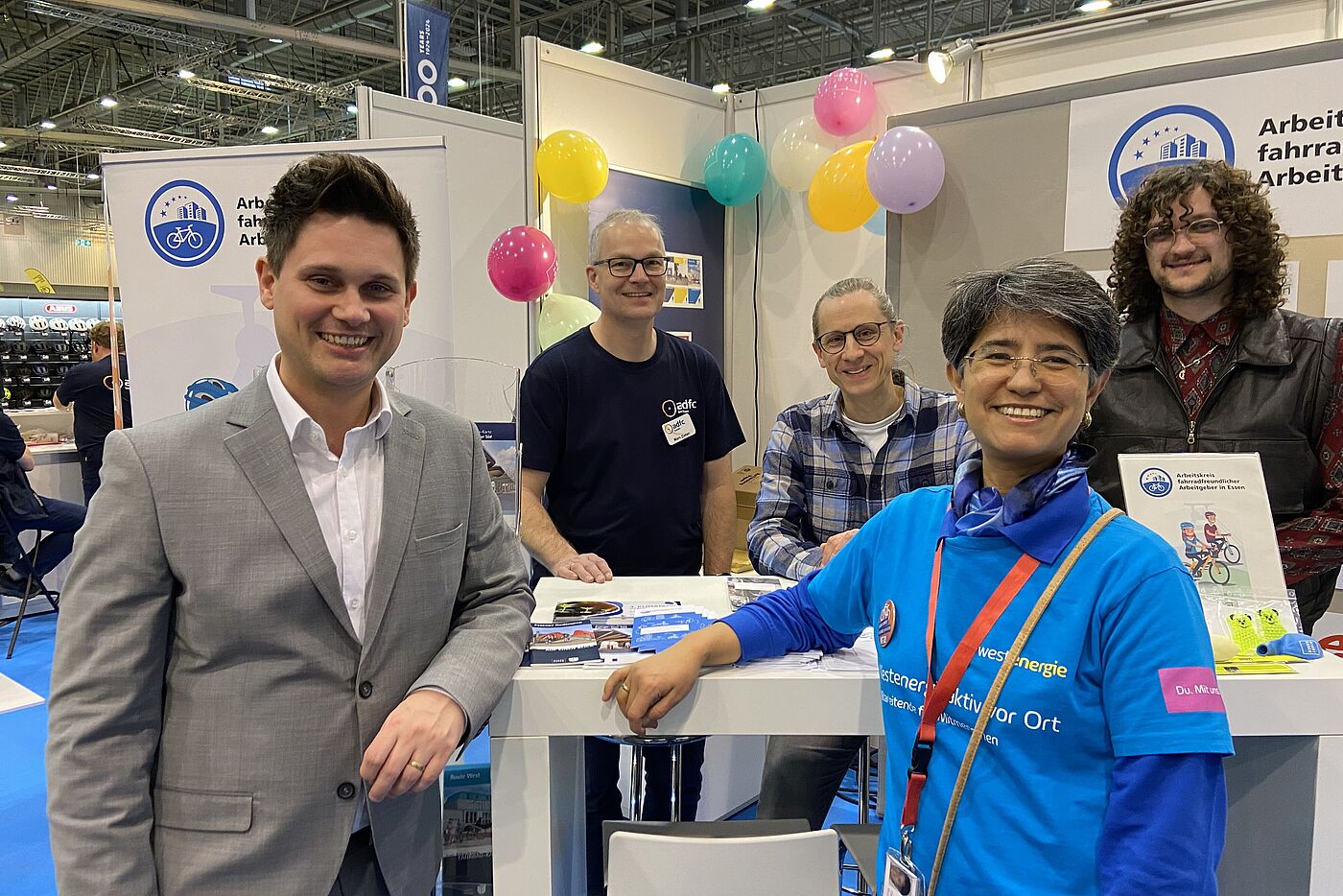 Lachende Menschen an einem Messe-Stand des ADFC Essen auf der Messe "Fahrrad Essen"