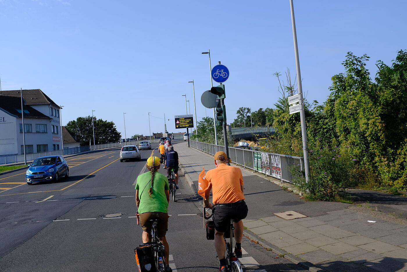 Der ursprüngliche Plan für die Verkehrsführung an der Guido-Westerwelle-Brücke (früher Viktoriabrücke) hat keinen sicheren Radwege vorgesehen. Mit der Idee "Bönnscher Boulevard" ist es dem ADFC vor Ort gelungen, diese uralte, den heutigen Gegebenheiten und dem Ziel Verkehrswende nicht mehr entsprechenden Planungen nochmals aufzubrechen. Was jetzt - wenn auch noch immer zunächst vorläufig - markiert wurde,  ist ein Quantensprung mit sehr viel Platz für den Fuß- und Radverkehr auf beiden Seiten.
