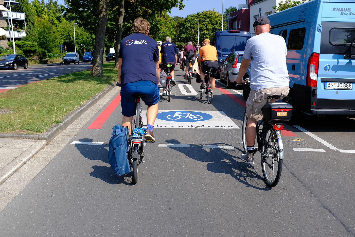 Auch Fußgänger:innen profitieren von den Fahrradstraßen. Seit der Einrichtung dieser Fahrradstraße in Beuel wird nicht mehr aufgesetzt auf dem Bürgersteig geparkt und damit sind die Gehwege wieder frei von Autos. 