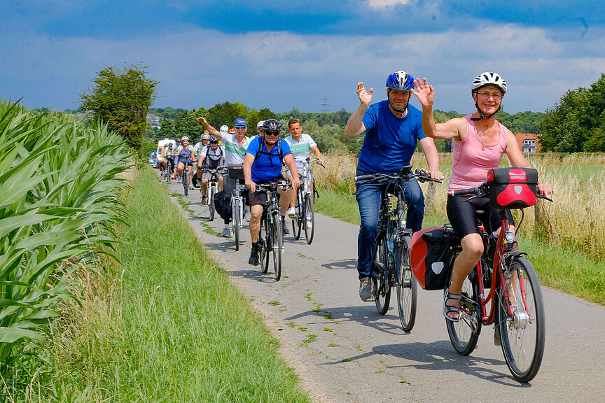 Die NRW-Radtour führt 2024 durch das östliche Ruhrgebiet und die Soester Börde Radfahrerinnen und Radfahrer bei der NRW-Radtour