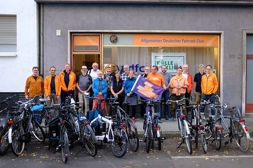 230930_adfc_nrw_exkursion_koeln Netzwerk Mobilität und Verkehr vor der Geschäftsstelle des ADFC Köln.