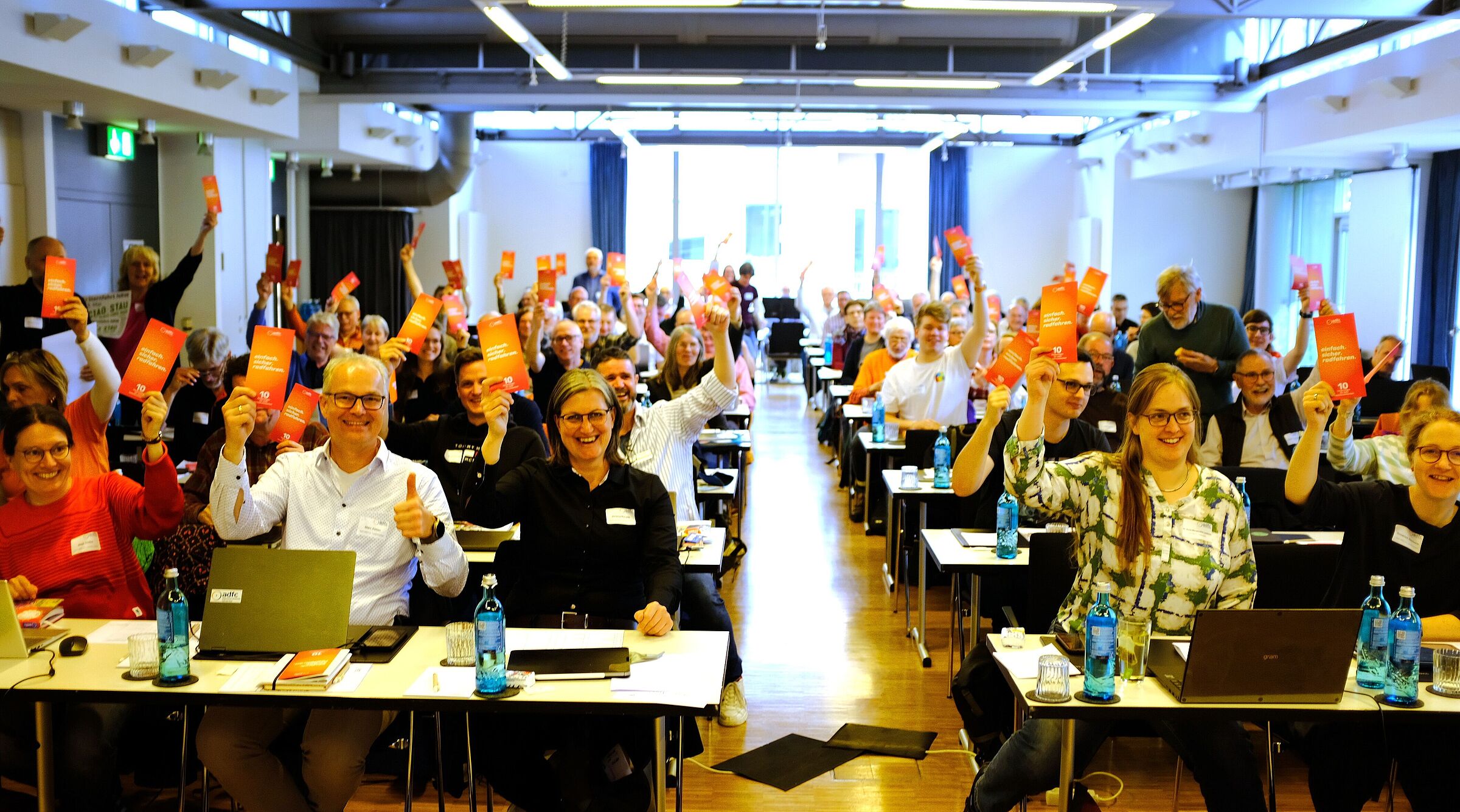 Die Delegierten jubeln zum Kampagnenstart bei der Landesversammlung 2026 am 18. April 2026 in Münster.
