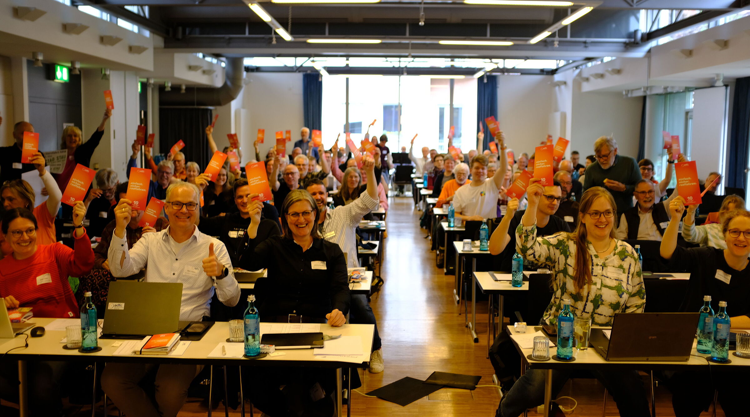 Die Delegierten jubeln zum Kampagnenstart bei der Landesversammlung 2026 am 18. April 2026 in Münster.