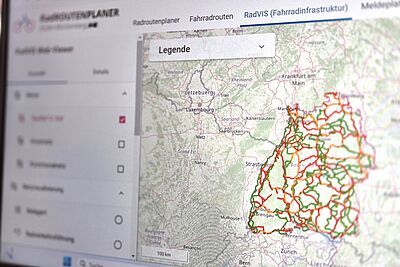 Das Bild zeigt eine Ansicht des RadVIS WebViewer auf einem Computerbildschirm, der eine Karte des Radwegenetzes in Baden-Württemberg zeigt