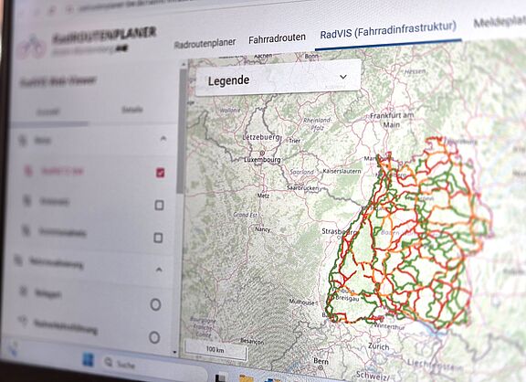 Das Bild zeigt eine Ansicht des RadVIS WebViewer auf einem Computerbildschirm, der eine Karte des Radwegenetzes in Baden-Württemberg zeigt