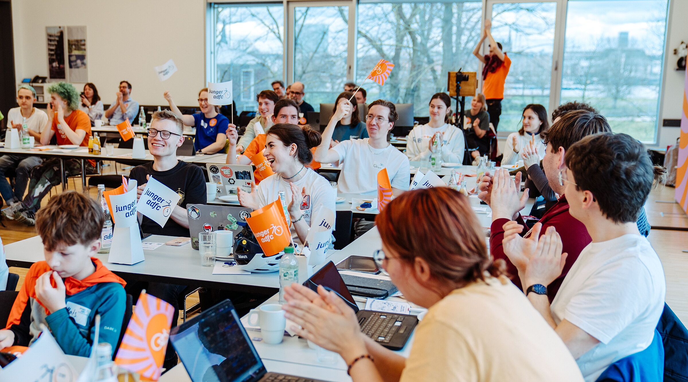 Die Teilnehmenden der Landesjugendversammlung 2026 applaudieren nach einem Wahlgang.