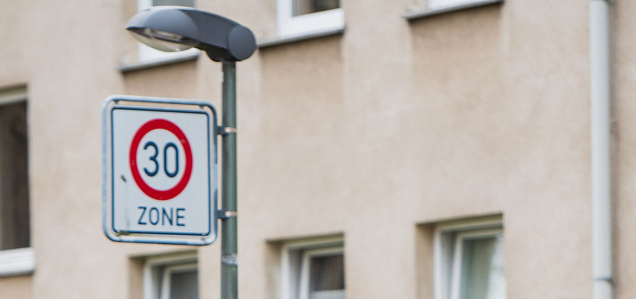 Die generelle Reduzierung der zulässigen Höchstgeschwindigkeit innerörtlich auf 30 km/h wäre ein großer Schritt für die Sicherheit von Radverkehr und Fußgängern. Es bleibt vorerst aber bei extra ausgewiesenen 30-Zonen. Die generelle Reduzierung der zulässigen Höchstgeschwindigkeit innerörtlich auf 30 km/h wäre ein großer Schritt für die Sicherheit von Radverkehr und Fußgängern. Es bleibt vorerst aber bei extra ausgewiesenen 30-Zonen.