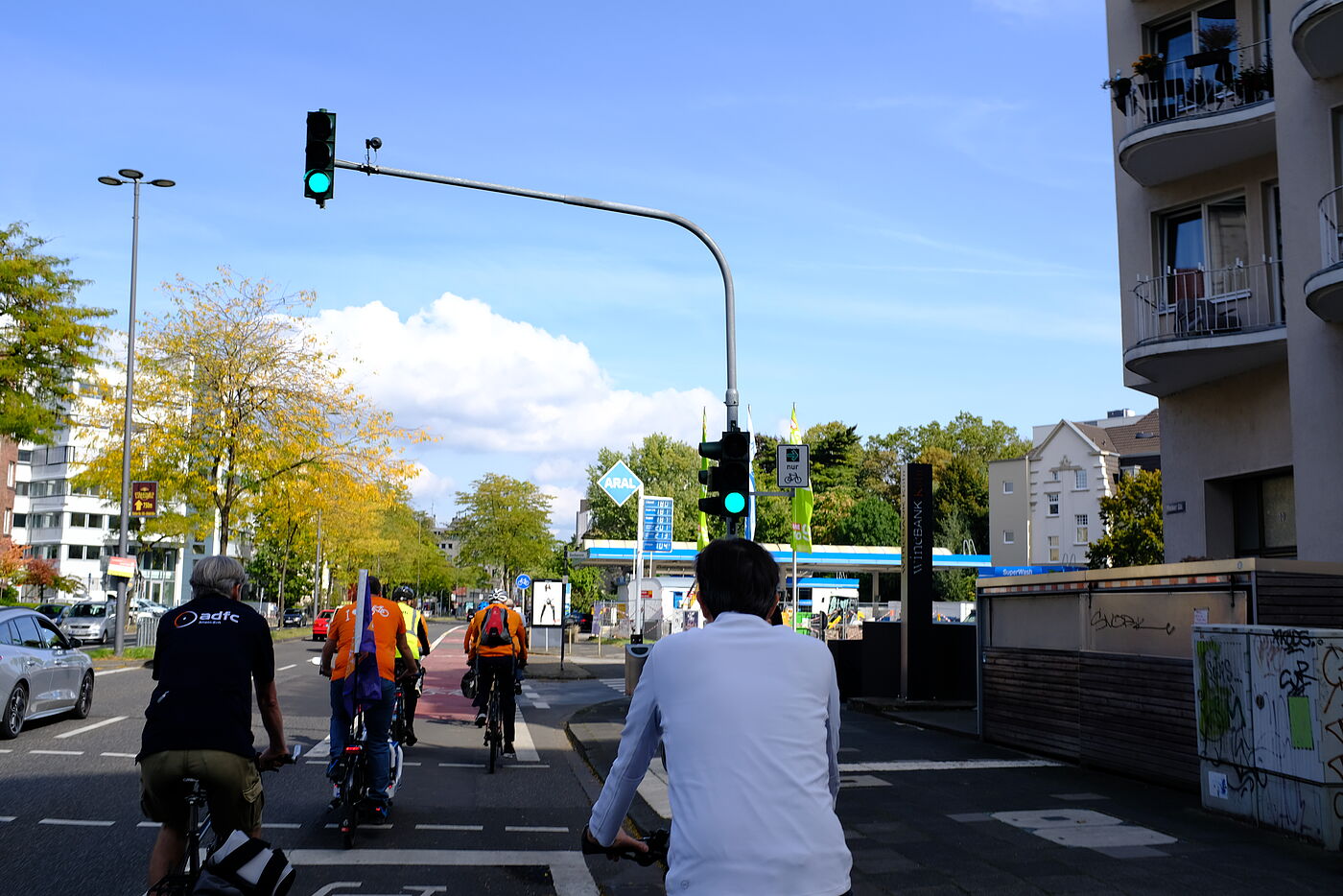 An manchen Kreuzungen findet sich ein Grünpfeil für Radfahrende. 