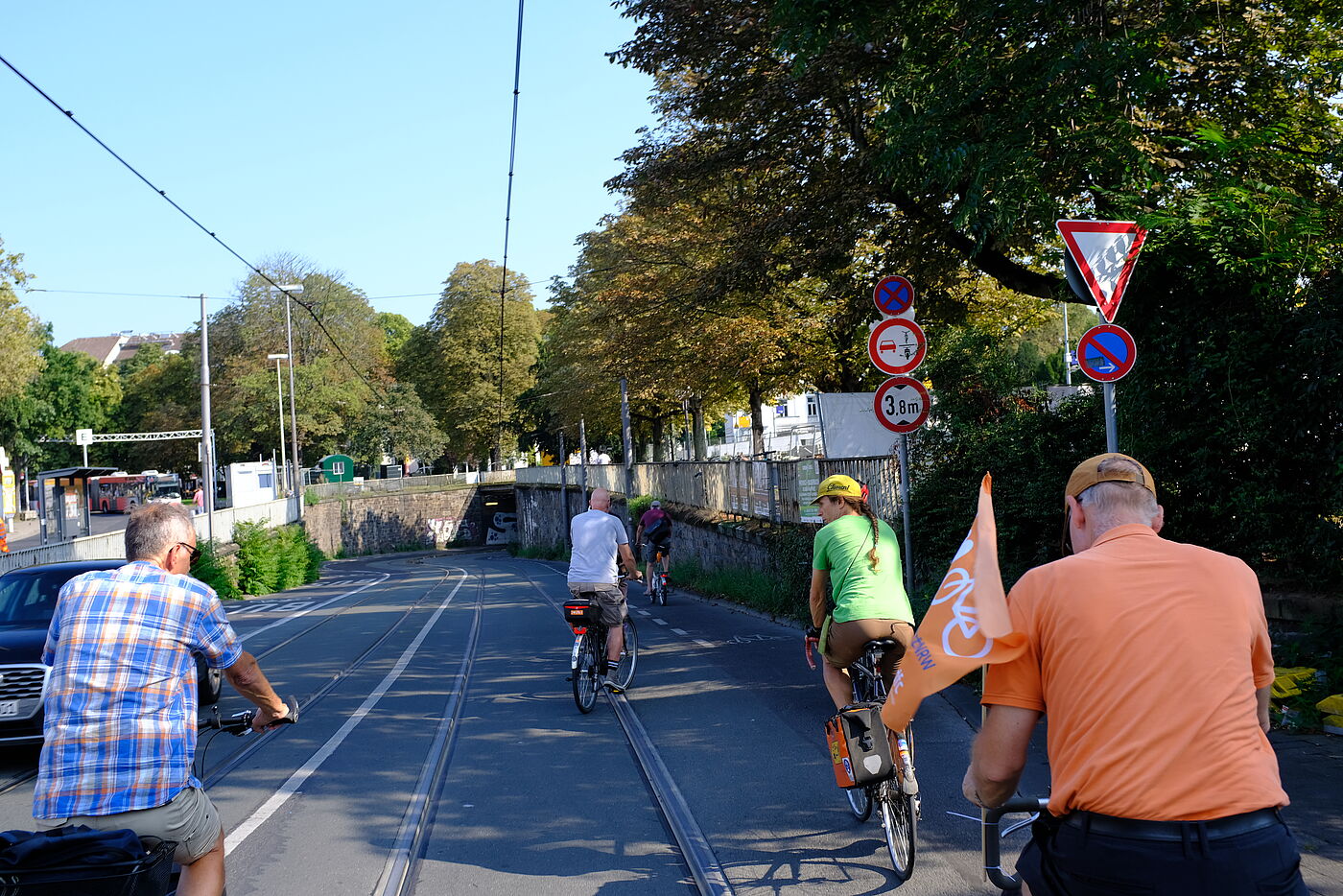 Überholen verboten!  An einer engen und kurvenreichen Unterführung am Bonner Bahnhof ist es verboten, dass Bus- und Autofahrer:innen Radfahrende überholen. Gut so - diese Unterführung ist wirklich eng und bietet aufgrund der Kurven wenig Sicht. 