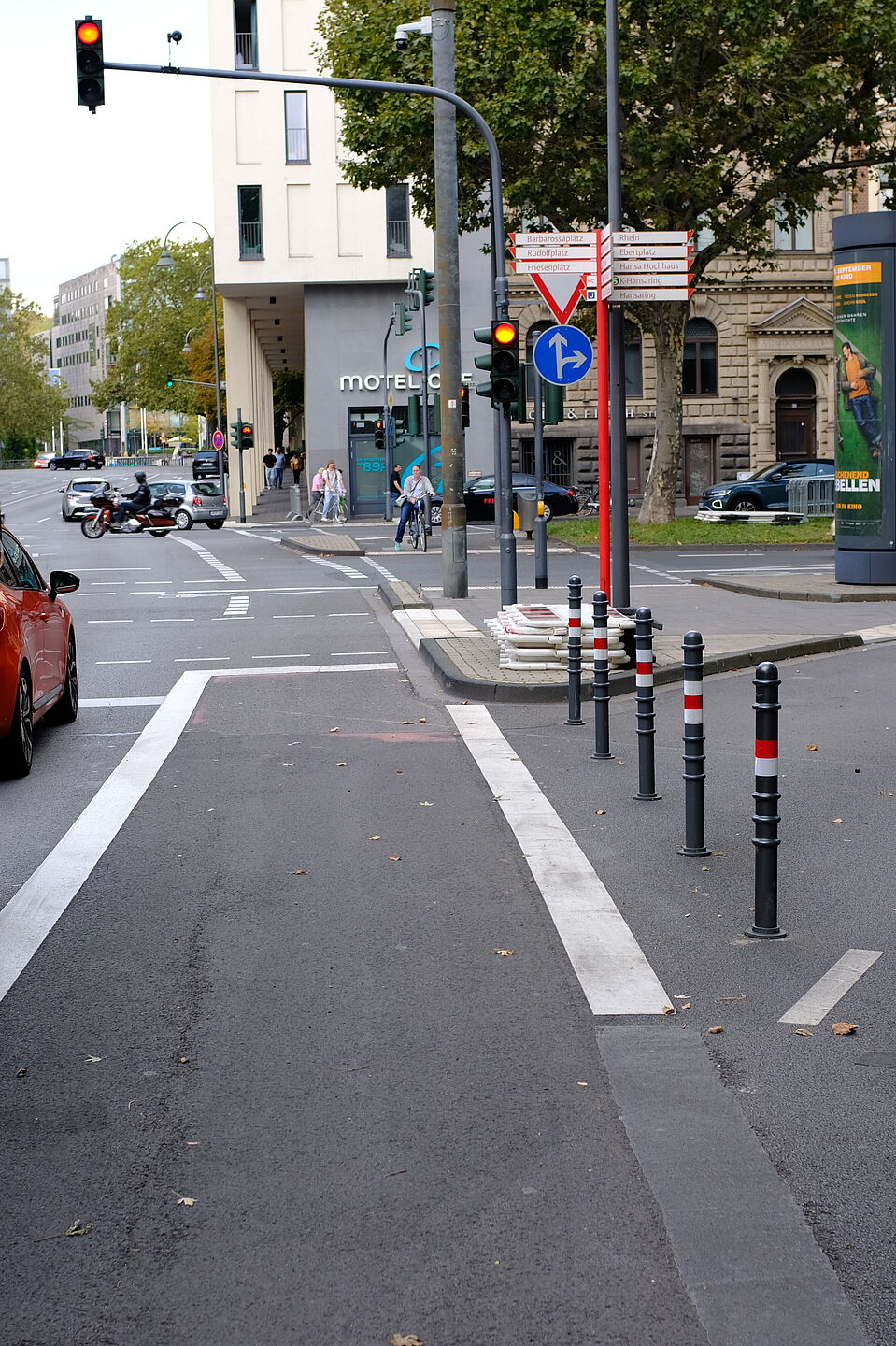 230930_adfc_nrw_exkursion_koeln__22_.JPG freier Rechtsabbieger mit Pollern geschlossen.