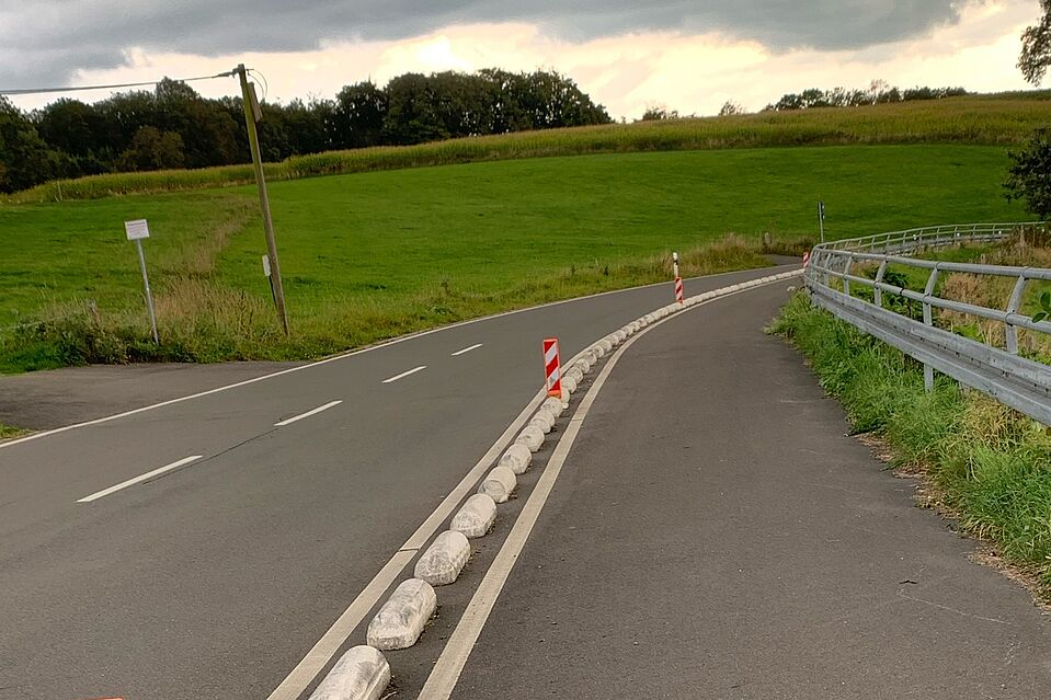 Protected Bike-Lane an der Kreisstraße K5 an der Bevertalsperre im Oberbergischen Kreis Protected Bike-Lane an der Kreisstraße K5 an der Bevertalsperre im Oberbergischen Kreis