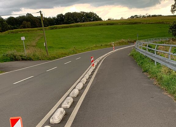 Protected Bike-Lane an der Kreisstraße K5 an der Bevertalsperre im Oberbergischen Kreis