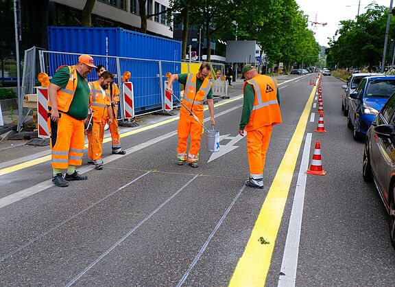 Markierungsarbeiten für einen Pop-up-Radweg
