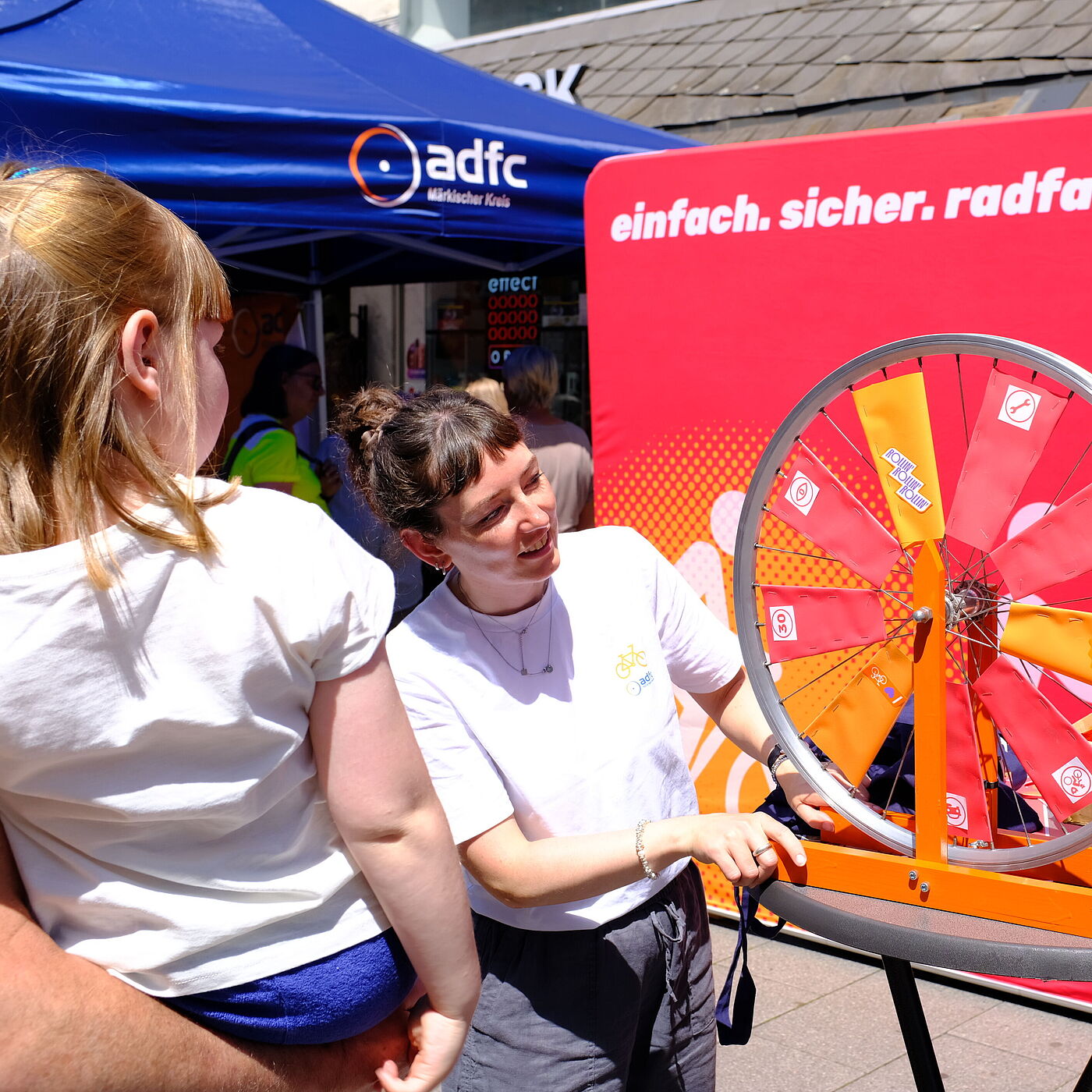 2026_05_30_SicherimStrassenverkehr_Arnsberg_ADFC-NRW einfach. sicher. radfahren. Kampagne des ADFC NRW für mehr Verkehrssicherheit. Der ADFC im Gespräch mit Eltern und Kindern. Eine Forderung des ADFC sind sichere Schulwege.