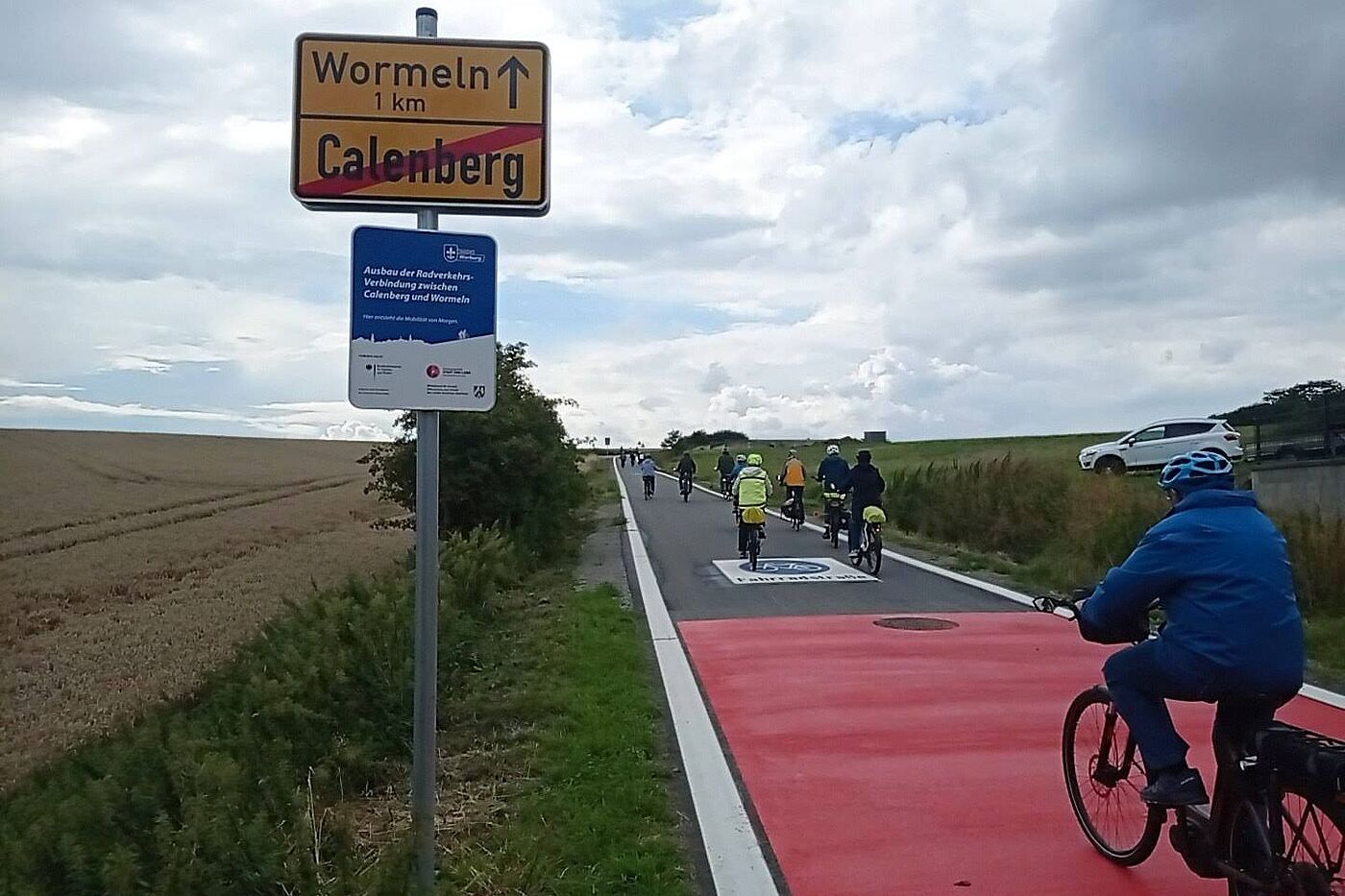 Radfahrer auf der neuen Fahrradstraße. 