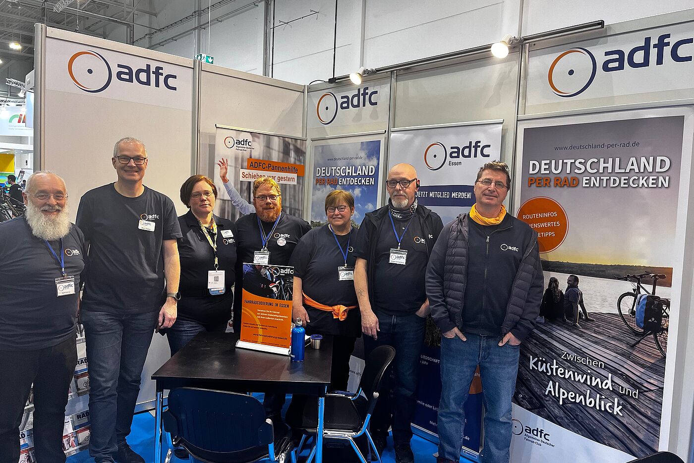 Aktive des ADFC am Stand des ADFC Essen auf der Messe "Fahrrad Essen" im Februar 2025
