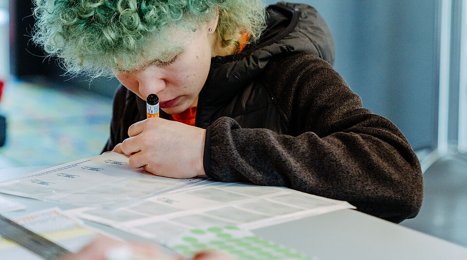 Anmeldung Landesjugendversammlung 2026 Ein Teilnehmender trägt sich bei der Anmeldung bei der Landesjugendversammlung 20226 ein.