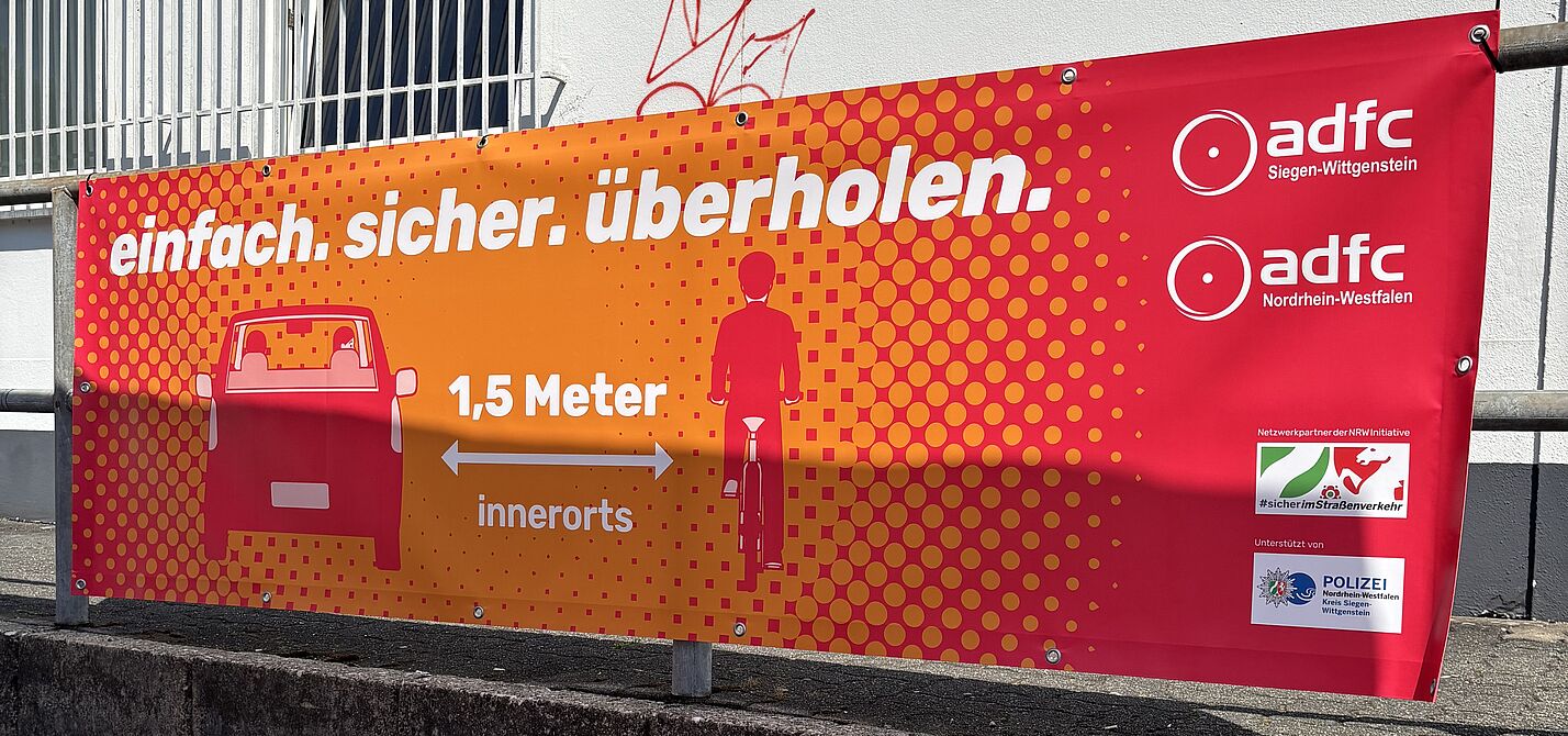 Ein Banner weist auf den gesetzlich vorgeschriebenen Überholabstand von 1,5 Metern innerorts hin.