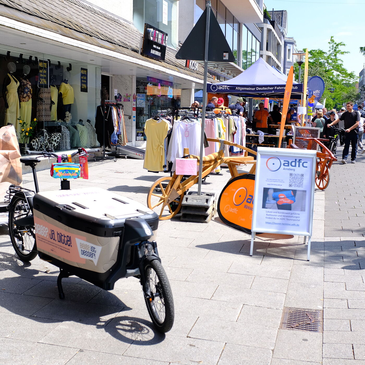 2026_05_30_SicherimStrassenverkehr_Arnsberg_ADFC-NRW Ein Lastenrad mit Lastenanhänger.