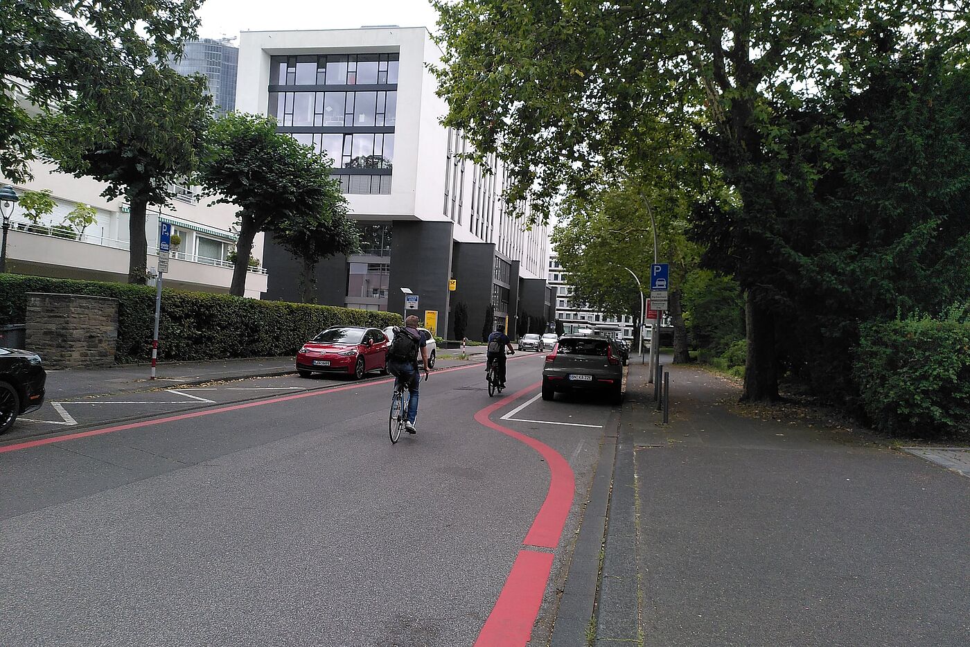2024 angeordnete Fahrradstraße in der Winston-Churchill-Straße in Bonn. Früher wurde hier auf dem Bürgersteig und quer geparkt.