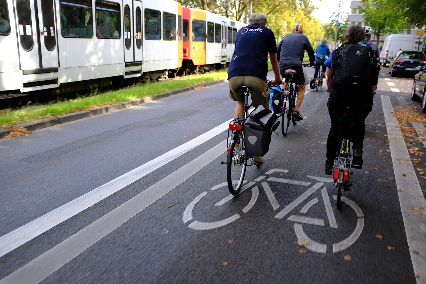Die Stadtverwaltung Köln wandelt auf vielen Stücken der Ringe eine Fahrspur in einen Radfahrstreifen um. Inzwischen sind weite Strecken der Ringe umgewandelt. Noch besteht aber Handlungsbedarf. Der Radverkehr hat bereits messbar zugenommen. Die an wenigen Orten eingesetzten Trennelemente erfüllen ihren Zweck (wie man unschwer erkennen kann) bisher nicht. 