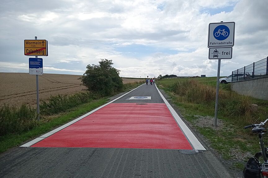 Fahrradstrasse_ausserorts__Wormeln_-Calenberg__Kreis_Hoexter__Juergen_Heidenreich_ADFC_NRW Fahrradstraße außerorts, Beschilderung, Fahrbahnmarkierungen machen dies deutlich.
