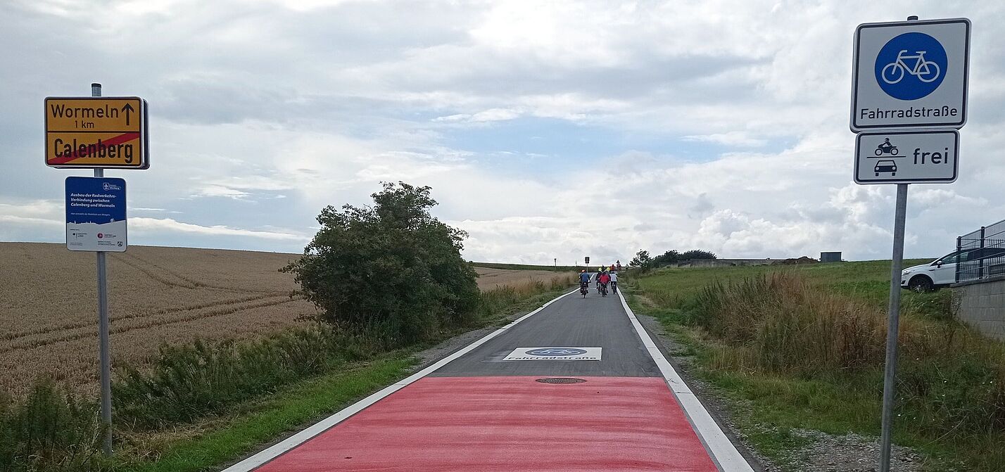 Fahrradstraße außerorts, Beschilderung, Fahrbahnmarkierungen machen dies deutlich. 