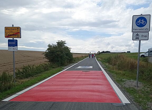 Fahrradstraße außerorts, Beschilderung, Fahrbahnmarkierungen machen dies deutlich. 