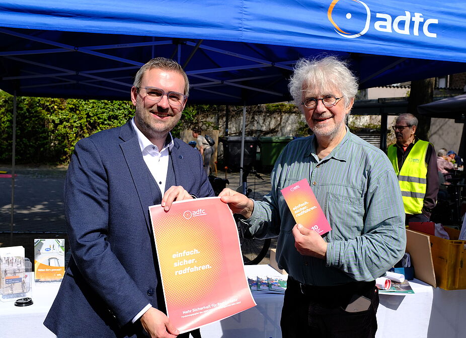 2026-04-17_Dormagen_Verkehrssicherheit__ADFC_NRW Zwei Personen im Gespräch.