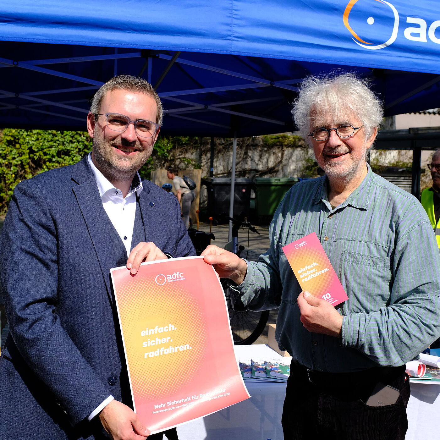 Zwei Personen im Gespräch.